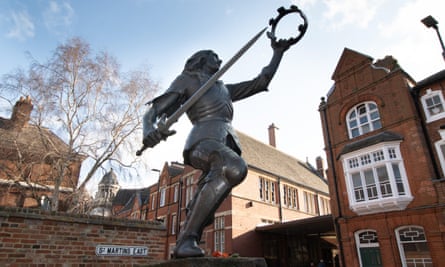 A bronze statue of Richard III outside the visitor centre.