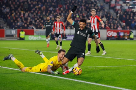 Luis Díaz playing for Liverpool against Brentford last season.