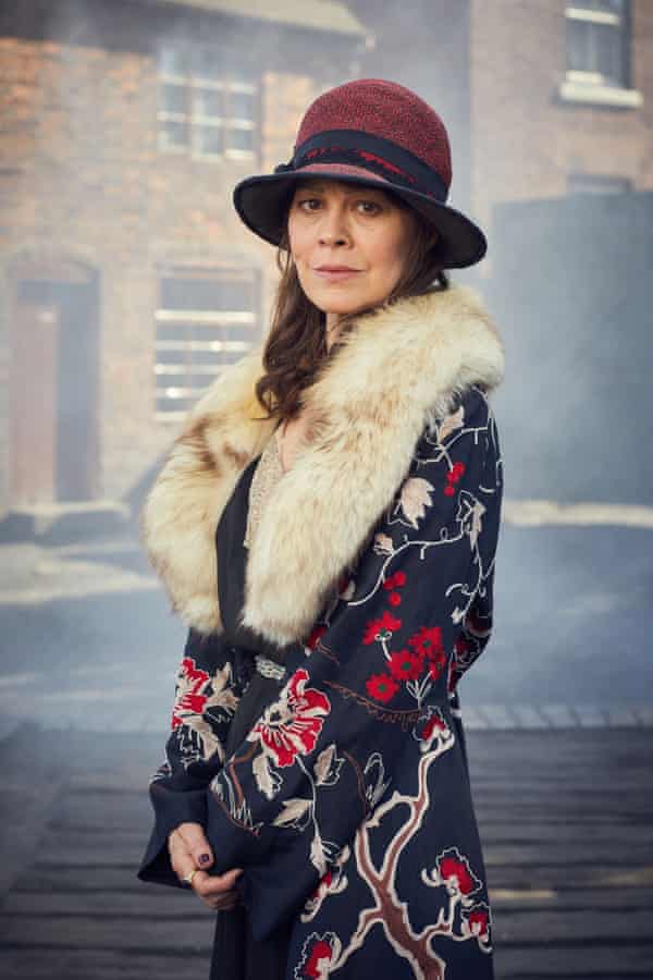Helen McCrory nei panni della madre prepotente zia Polly in BBC Peaky Blinders.