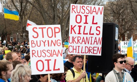 Protesters in Washington DC demand a ban on Russian oil imports.
