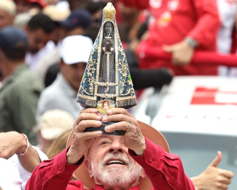 Lula holds up a statue of Our Lady of Aparecida at a campaign rally