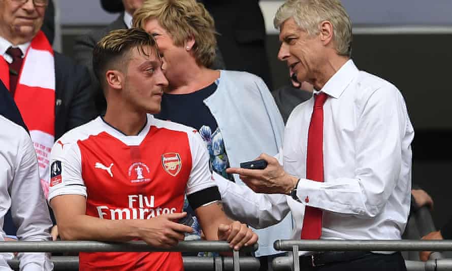 Arsène Wenger talks to Mesut Özil after the 2017 FA Cup final at Wembley.