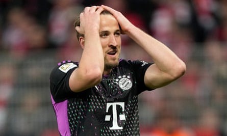 Harry Kane with his hands on his head