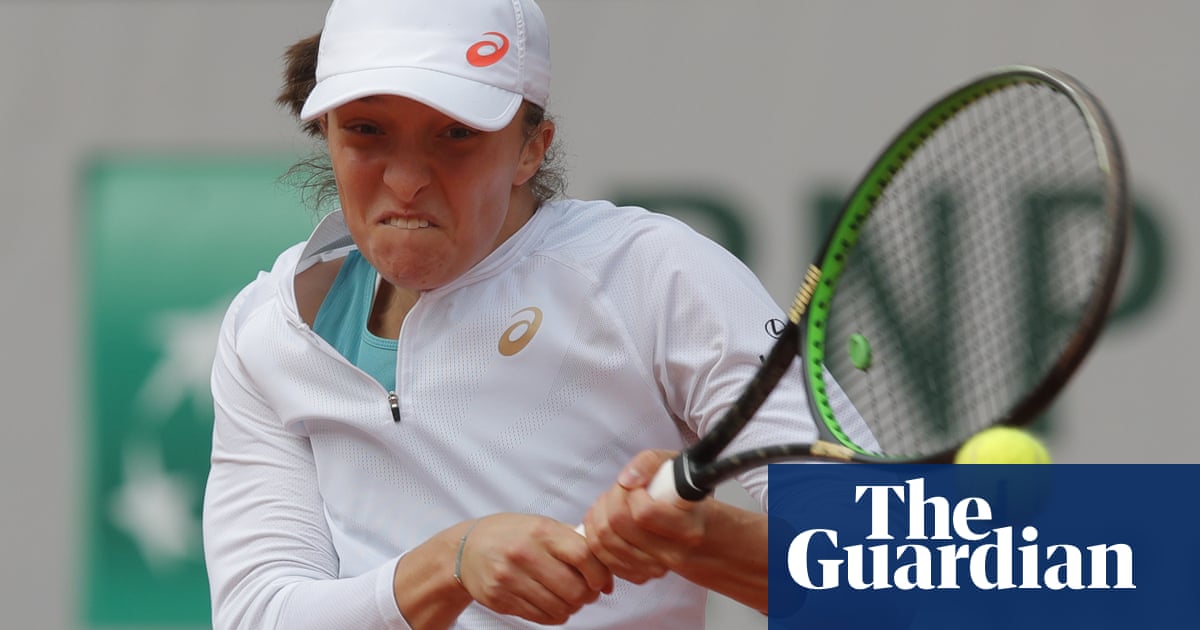 Iga Swiatek thrashes Podoroska to set up French Open final against Kenin