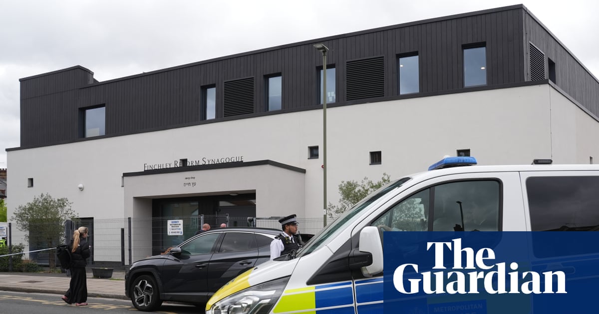 लंदन के आराधनालय पर आगजनी के प्रयास के मामले में पुलिस दो संदिग्धों की तलाश कर रही है