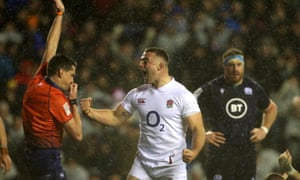 Ellis Genge ignora el diluvio mientras celebra anotar el intento de Inglaterra contra Escocia.