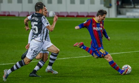 Lionel Messi scores the winner for Barcelona.