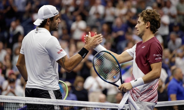 Matteo Berrettini congratulates Casper Ruud at the end of their quarter-final.
