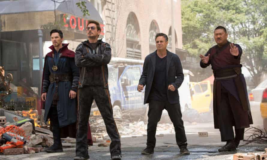 بندیکت وونگ (در سمت راست) با ستاره های همکار Avengers: Infinity War.