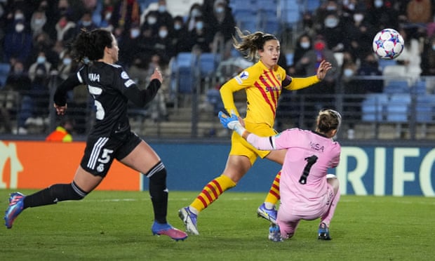 Alexia Putellas scores her second goal, and Barcelona’s third, against Real Madrid at Estadio Alfredo Di Stéfano.