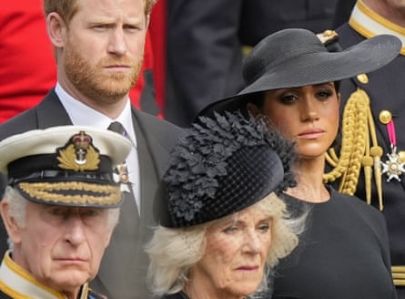 Charles i Camilla z Harrym i Meghan na pogrzebie królowej Elżbiety II we wrześniu.  Charles spotkał się z ostrą krytyką ze strony swojego najmłodszego syna w ciągu ostatnich dwóch lat, ostatnio w serialu dokumentalnym Netflix.