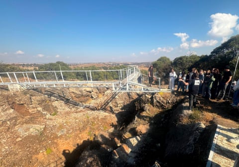 Estudantes visitam Sterkfontein, local onde o Pequeno Pé foi descoberto.