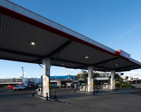 पिछले गुरुवार को न्यूज़ीलैंड के लेविन में एक पेट्रोल स्टेशन पर 'स्टॉक से बाहर' नोट लिखे हुए थे