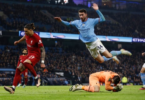 Manchester City goleia Wycombe e avança na Copa da Liga; Liverpool