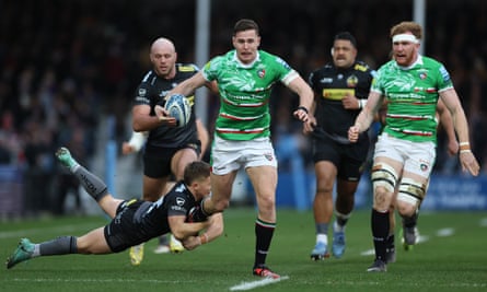 Freddie Steward evades an Exeter opponent as he runs with the ball