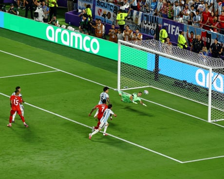 Emiliano Martínez makes a save against Switzerland