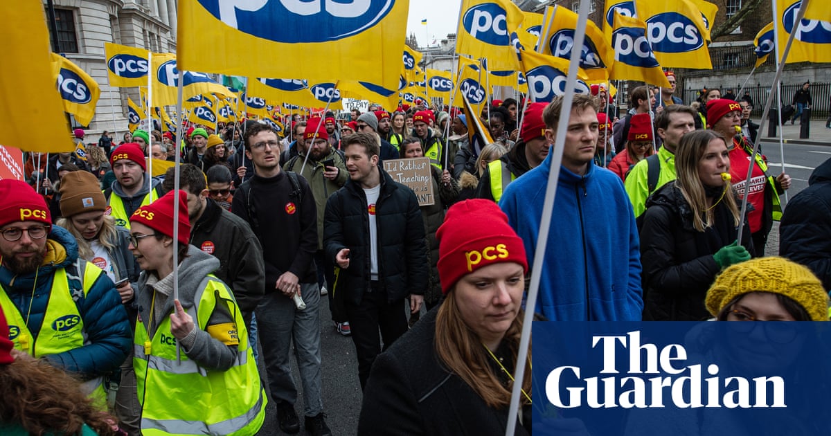 More than 133,000 UK public servants to strike on 28 April