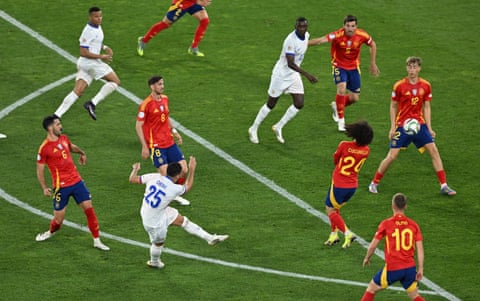 Rayan Cherki melepaskan tendangan voli brilian yang mengubah kedudukan menjadi 5-2.