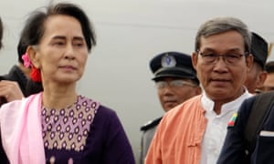 Aung San Suu Kyi, with chief minister Nyi Pu, has made an unannounced trip to Rakhine state.