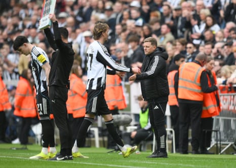 Nick Woltemade of Newcastle United shakes hands with Eddie Howe