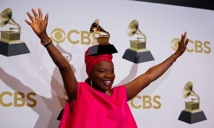 Angelique Kidjo med sin Grammy Award för bästa världsmusikalbum för Mother Nature, 3 april 2022.