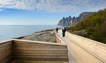Wooden art: people strolling along the walkway at Tungeneset.