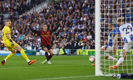 Phil Foden merayakan saat tembakannya membuka skor untuk Manchester City