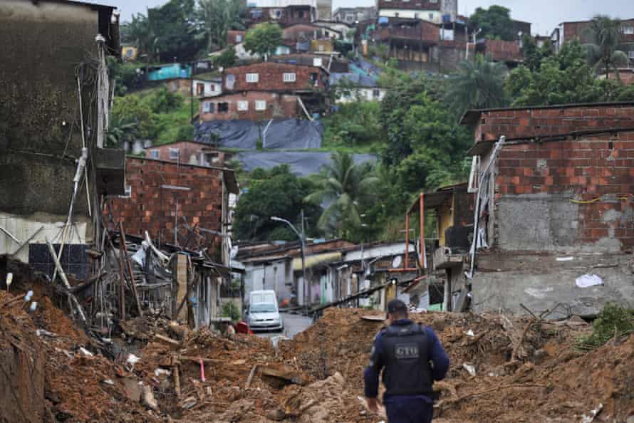 Un policía entre los escombros de un deslizamiento de tierra en Jardim Monte Verde en Recife.