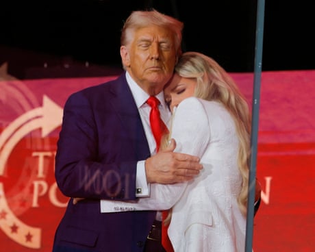 Donald Trump embrasse Erika Kirk, lors de la commémoration du militant conservateur Charlie Kirk.