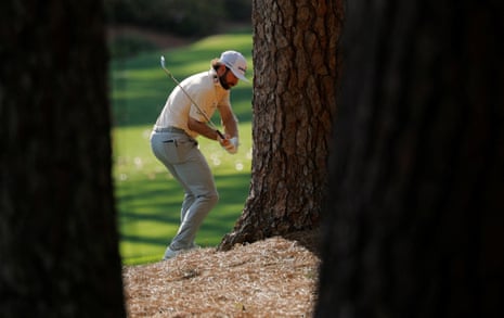 अमेरिका के कैमरून यंग ने 13वें होल पर पेड़ों से अपना दृष्टिकोण मारा।