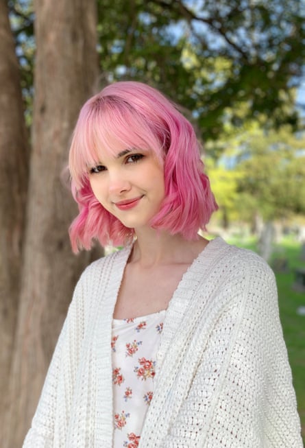 تم قتل ابنتها قبل سبع سنوات. لماذا لا تزال صور الجريمة على وسائل التواصل الاجتماعي؟ تم قتل ابنتها قبل سبع سنوات. لماذا لا تزال صور الجريمة على وسائل التواصل الاجتماعي؟