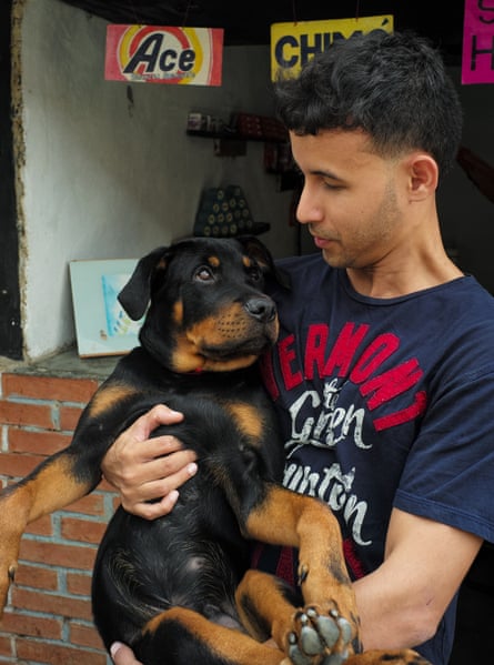 A prisoner carries and watches his dog, which has been his companion for four years. He says that this dog is like his family, his most important link to affection and love in prison. Tocuyito, Valencia 2022