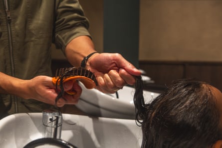 Lanre swaps a brush for a manta comb.