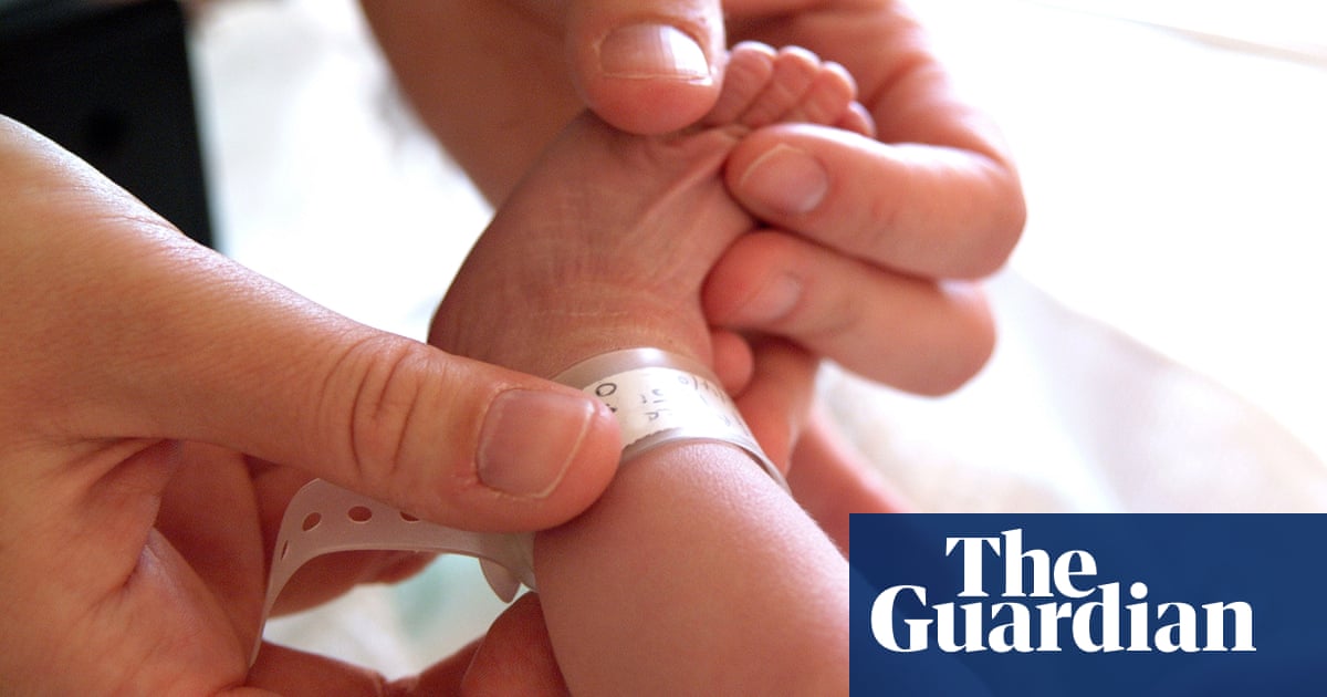 Former clinical support director at Victorian hospital at time of baby deaths banned for two years