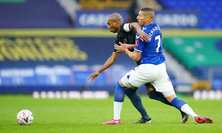 Fernadinho gets the better of Richarlison.