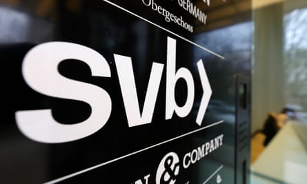 Close-up tanda dengan logo SVB