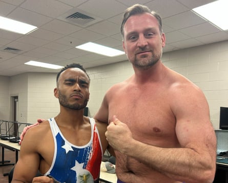 Munya Chawawa dwarfed by a wrestler
