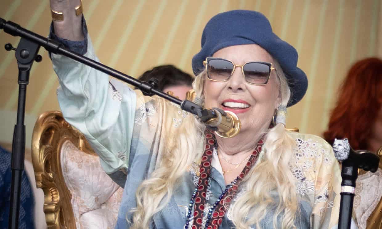 Joni Mitchell gives first full live performance since 2002 (theguardian.com)
