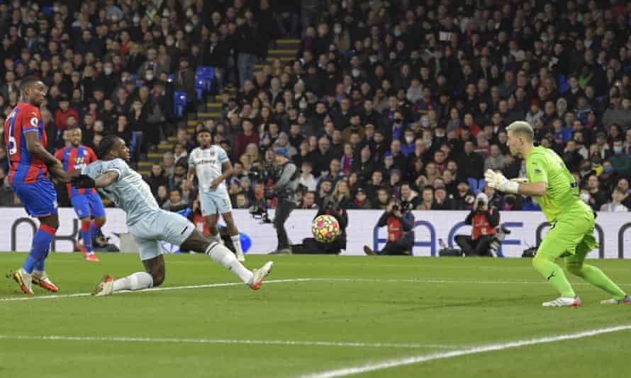 Michail Antonio steers the ball past Crystal Palace goalkeeper Vicente Guaita to give West Ham the lead.