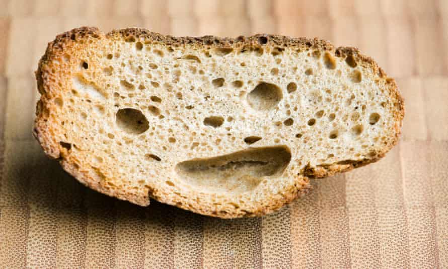 Un trozo de pan integral con una carita sonriente.