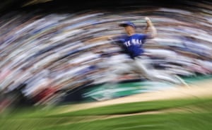 El lanzador abridor de los Rangers de Texas, Mike Minor, lanza durante la séptima entrada del juego contra los Cerveceros de Milwaukee el 11 de agosto.