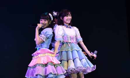 AKB48’s Mion Mukaichi (L) and Mayu Watanabe.