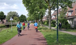 A cycle route and a footpath in a residential area of Houten.