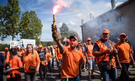 Un manifestant allume une fusée lors d'une manifestation pour la défense de la chasse à Forcalquier, en France.