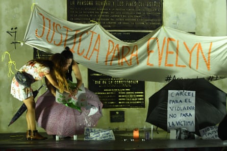 Women in San Salvador demonstrate in support of Evelyn Beatríz Hernández Cruz