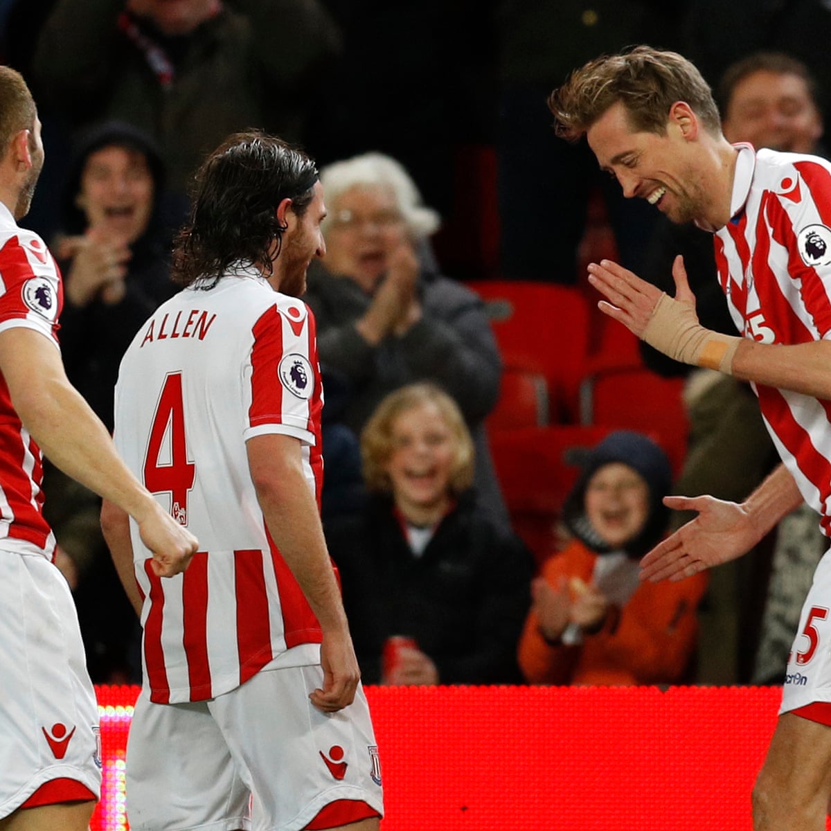 Stoke S Peter Crouch Joins The 100 Club But Everton Take Share Of Spoils Premier League The Guardian