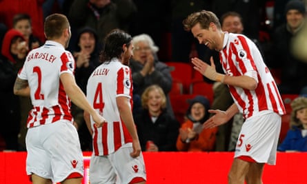 Stoke S Peter Crouch Joins The 100 Club But Everton Take Share Of Spoils Premier League The Guardian