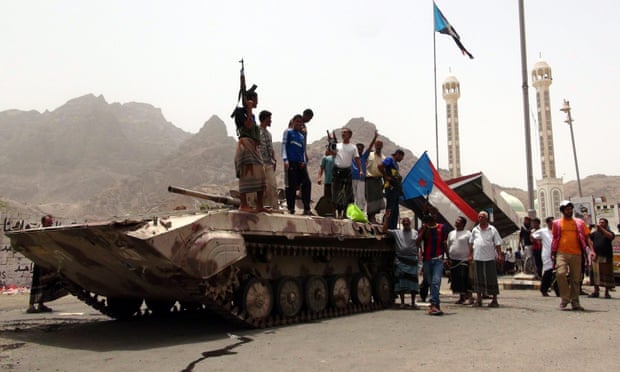 Militiamen loyal to the Yemeni president following clashes with Houthi fighters in the southern port city of Aden.