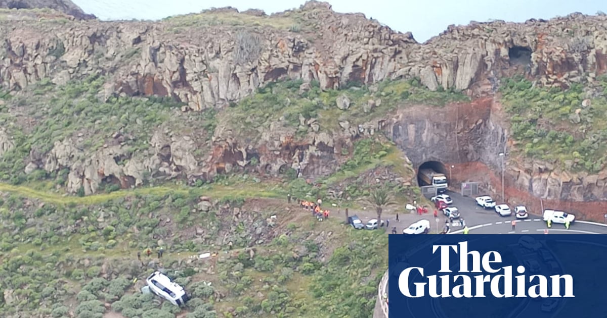 One dead and 27 injured after bus with British passengers crashes in Canary Islands