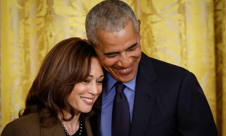 Barack Obama umarmt Vizepräsidentin Kamala Harris.